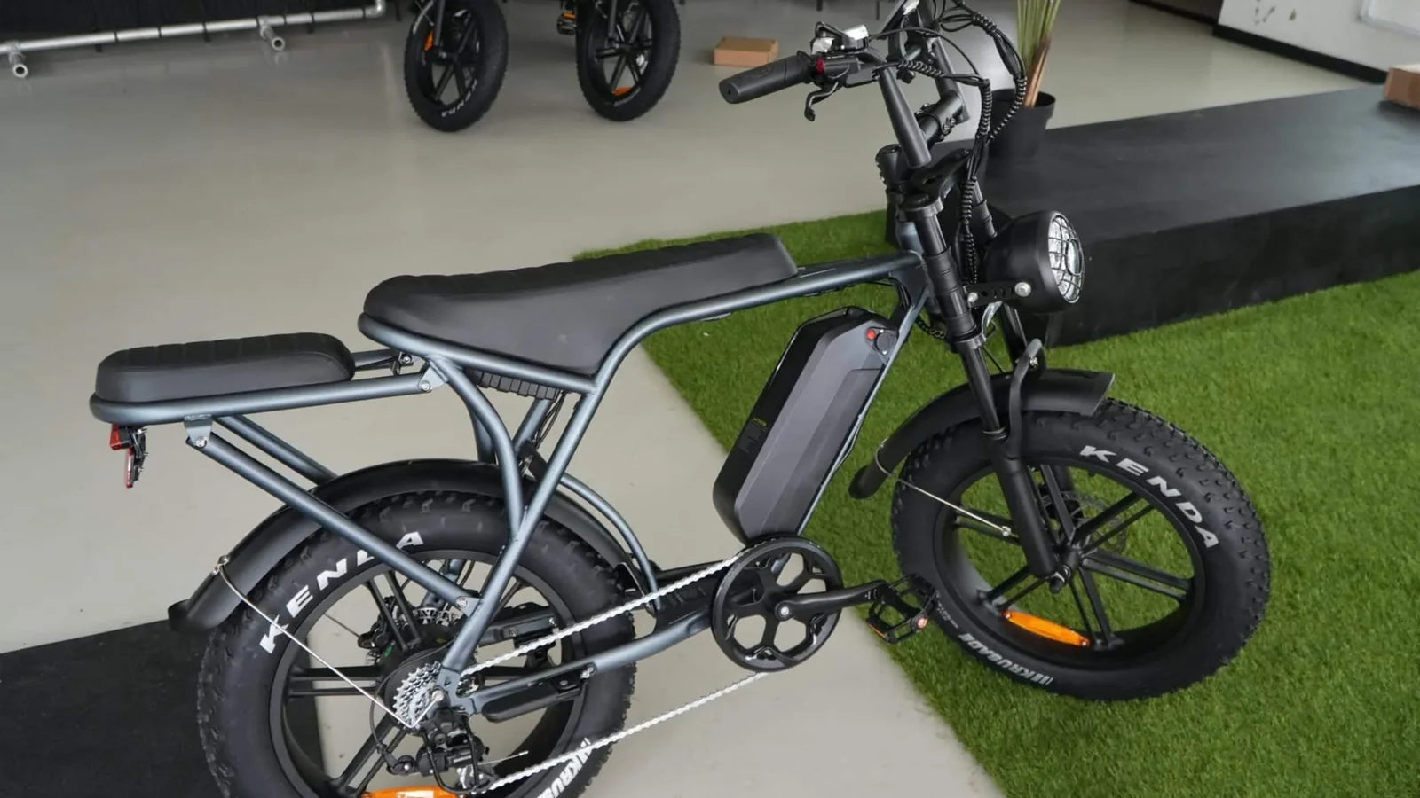 Grijze fatbike met brede banden in de showroom